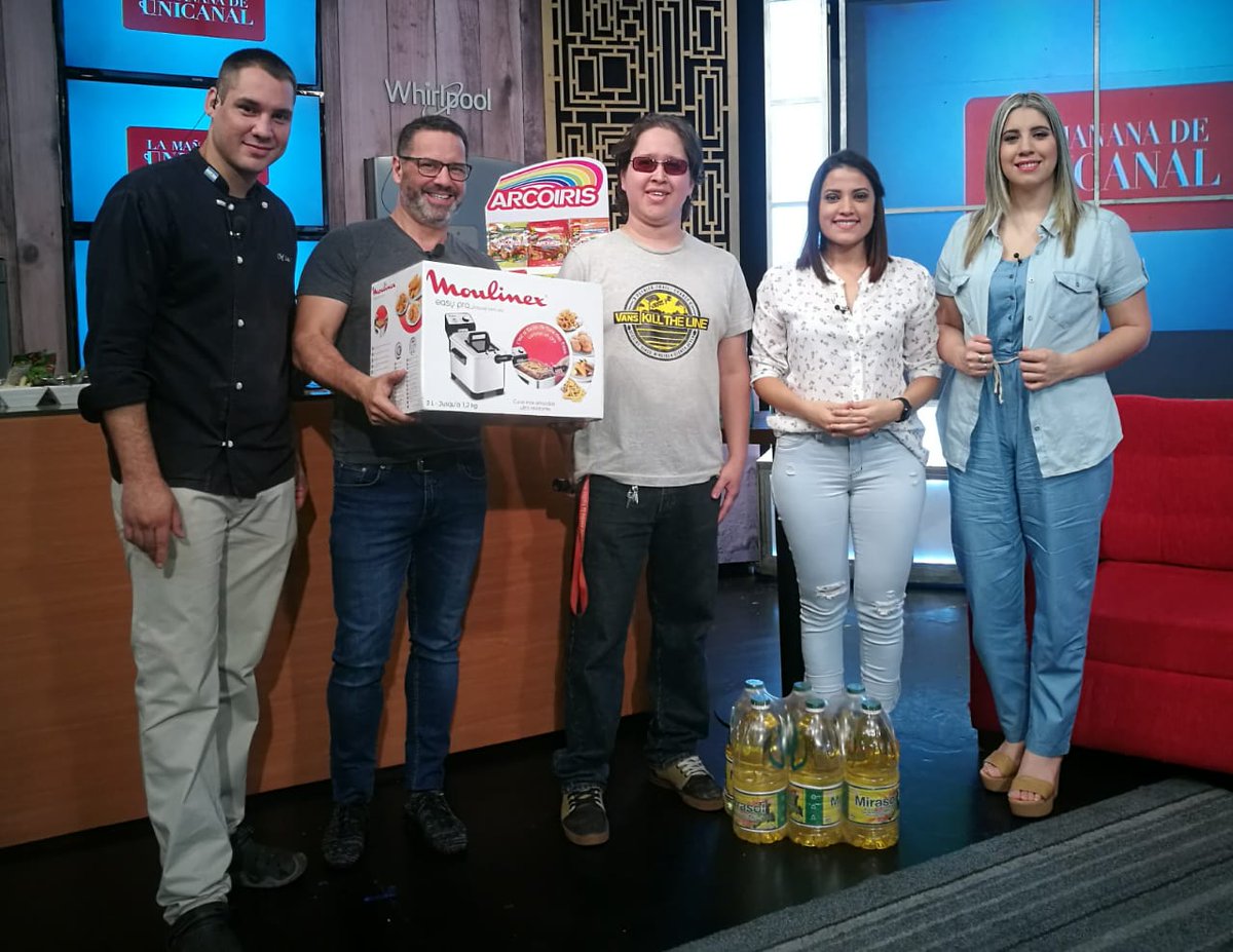 Unicanal's tweet photo. ¡Hoy nos visitó Roberto González en representación de su madre @AdrianaChultz, ganadora de los premios 🎁 de Conti Paraguay! 👏🏽👏🏽 ¡Muchísimas felicidades! 😃 
¡Sigan participando de nuestro nuevo sorteo, que tenemos muchos premios más para ustedes en #LMUPY! 😉🤩 https://t.co/Pm5wYl515z