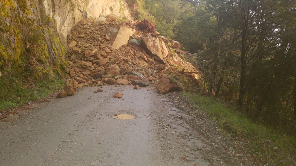TTILosLagos's tweet photo. 🔴 ATENCIÓN #Palena: Ruta 7 tramo #Hornopirén #Pichanco cortado por deslizamiento de material sobre la vía en km 126, entre Cholgo y puente Mariquita.

Se recomienda a los automovilistas y pasajeros tomar las precauciones respectivas #CarreteraAustral 🚗🚐 https://t.co/P7B7pG9361