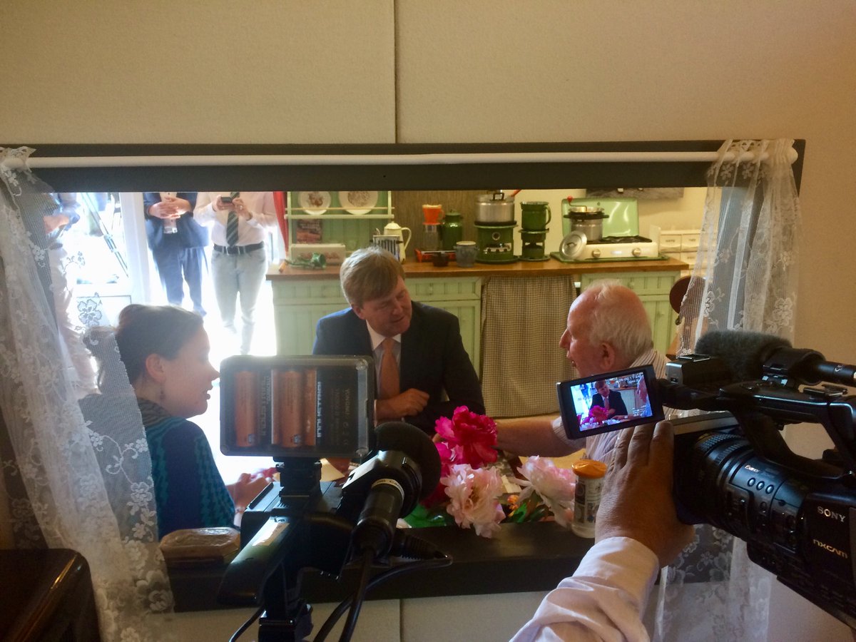 GeraltLammers's tweet photo. Koning Willem Alexander neemt onder grote aandacht van pers kijkje ⁦@indetijdmachine⁩ die bewoners Nieuw Groenland  terug brengt naar jaren 60. ⁦@GemZaanstad⁩ https://t.co/ViuCXSVDGZ