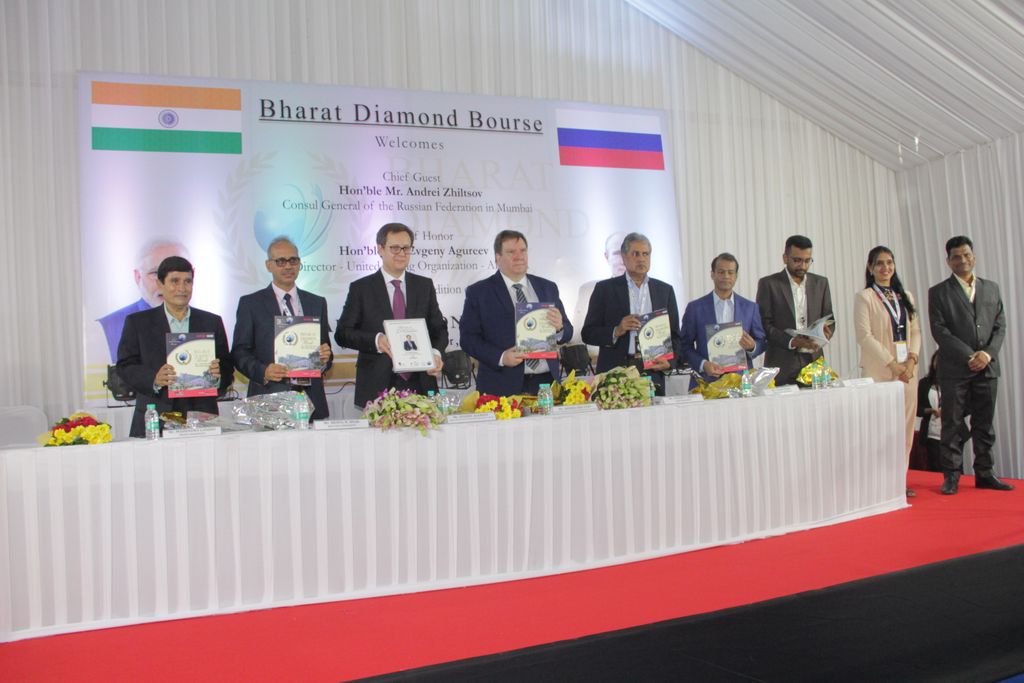 HZInternational's tweet photo. Mr. Rajesh Bajaj and Ms. Reena Shukla, Directors, Heera Zhaveraat Magazine along with the Chief Guests unvieled Exhibitor Directory (Buyers Guide) of Bharat Diamond Week Exhibition.
#BDB #BharatDiamondWeek #HZ_International #HeeraZhaveraat #BDB #BDW #BharatDiamondBourse https://t.co/3eHJQvqbz1
