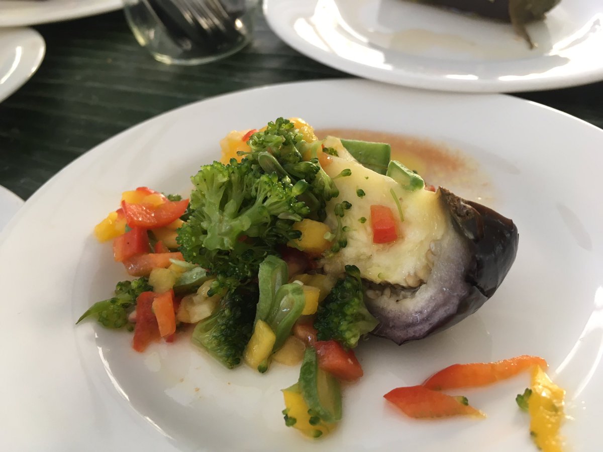 CarlosJTrejo's tweet image. En la presentación de las #JornadasGastronómicas de los @Hotels_Sevilla en @Melia__Sevilla hemos podido comprobar en los hoteles tb hacen tapas #deliciosas. No se lo pierdan! En @sevillaciudad y @Sevilla_Turismo del 11-oct al 19-nov.