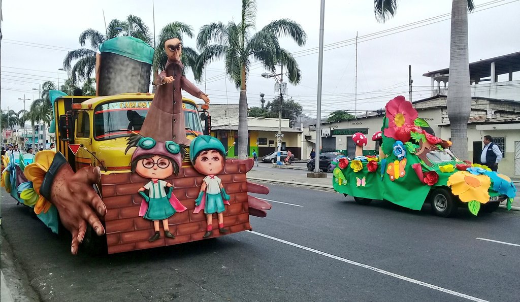 EducacionZ8_Ec's tweet photo. Un total de 13 carros alegóricos y abanderados de los diferentes establecimientos educativos de @EducacionZ8_Ec se encuentran listos para iniciar el desfile estudiantil por los 198 años de Independencia de Guayaquil. #PorLaEducaciónEc https://t.co/mTtdQLSpcm