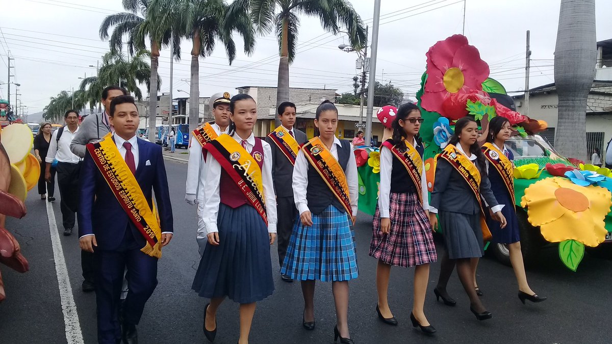 EducacionZ8_Ec's tweet photo. Un total de 13 carros alegóricos y abanderados de los diferentes establecimientos educativos de @EducacionZ8_Ec se encuentran listos para iniciar el desfile estudiantil por los 198 años de Independencia de Guayaquil. #PorLaEducaciónEc https://t.co/mTtdQLSpcm