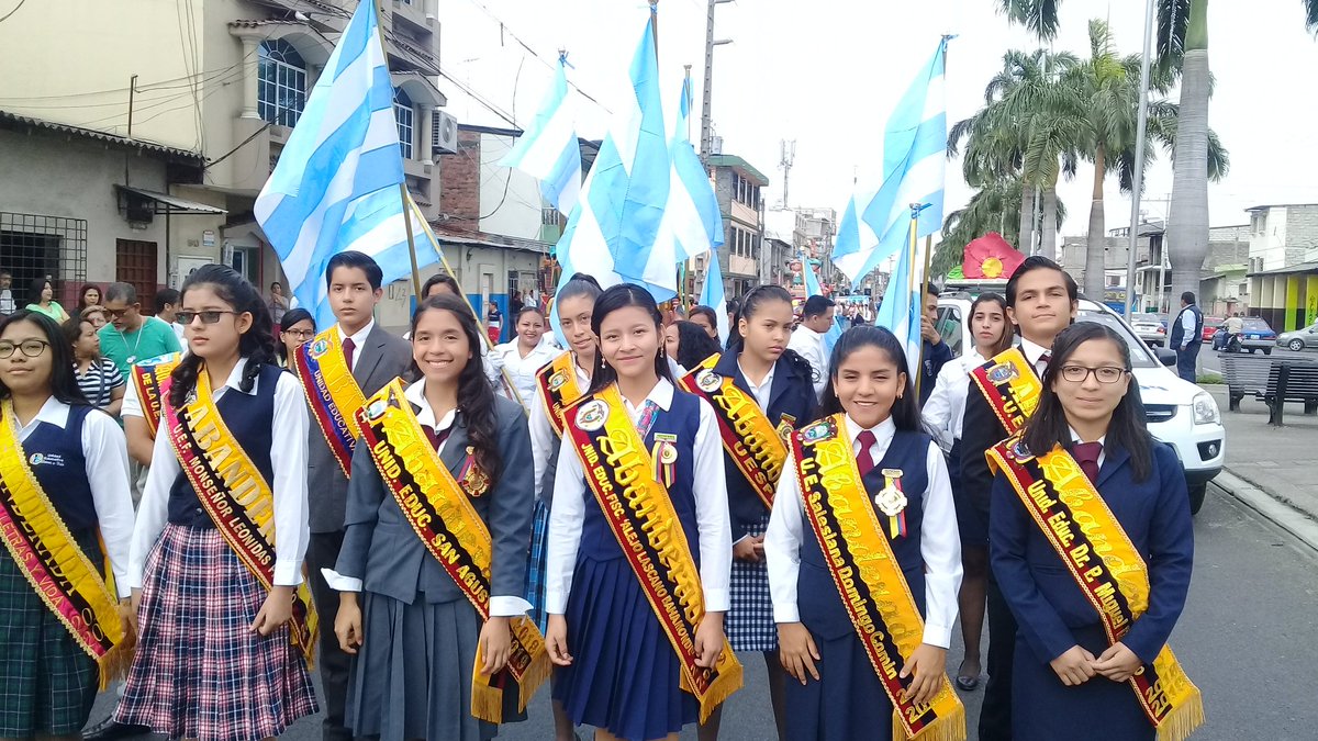 EducacionZ8_Ec's tweet photo. Un total de 13 carros alegóricos y abanderados de los diferentes establecimientos educativos de @EducacionZ8_Ec se encuentran listos para iniciar el desfile estudiantil por los 198 años de Independencia de Guayaquil. #PorLaEducaciónEc https://t.co/mTtdQLSpcm
