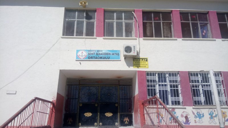 Bir köy okulunda Türkçe öğretmeni olarak görev yapıyorum ve köy çocuklarının ufkunu geliştirebileceğimiz bir kütüphanemiz yok maalesef . Bir kütüphaneye ama en çok da kitaplara ihtiyacımız var. Lütfen rt yaparak yardımcı güzel yüreklere ulaşmamıza yardımcı olur musunuz?🌺