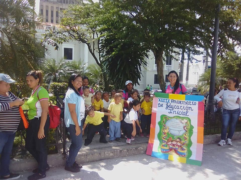 FormacionZey's tweet photo. #Aniversario. 19 años de Educación Inicial. Así comenzó en el Estado Yaracuy la Fiesta de Aniversario, con la alegría de Niños, Niñas y Docentes en compañía de Coordinación Inicial Z.E.Y, Tutora PNF-PNFAE Inicial, entre otros. https://t.co/GrdAAJaNEQ
