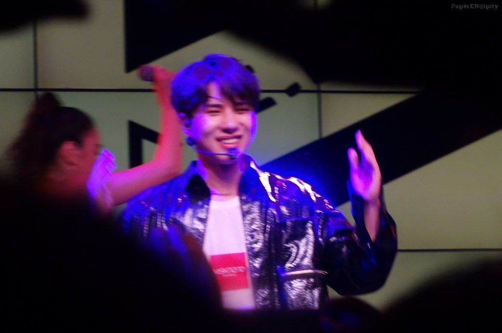 SomeoneYuMiss's tweet photo. did any of you catch Wowdroid? It was super fast so i only snapped 1 blurry shot. A.C.E. in NYC (K-Expo) #ACE #DONGHUN #SEHYOON #YUCHAN #JUNHEE #KIMSEHYOON #BYEONGKWAN #500DaysWithACE - do not crop. credit if you borrow! #wowdroid https://t.co/Aino29AY5e