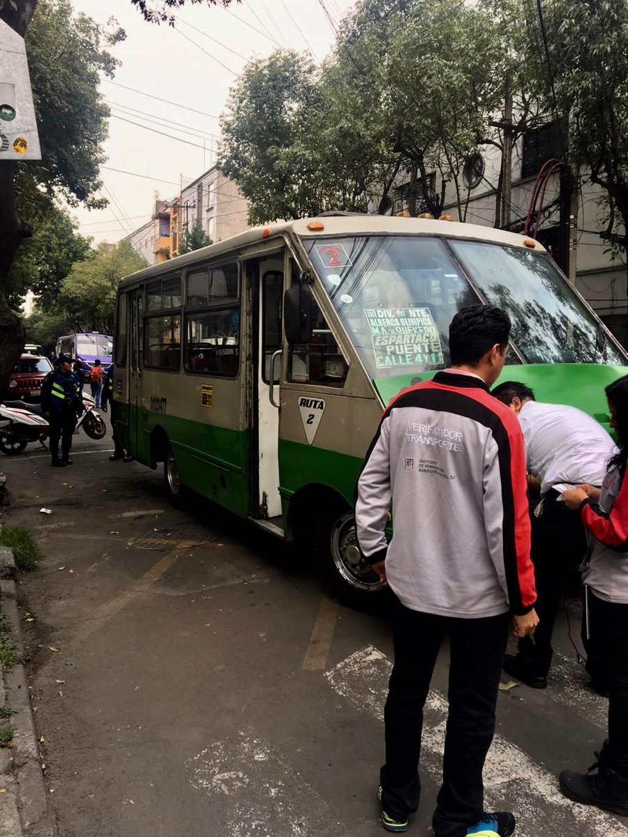 LaSEMOVI's tweet photo. #SemoviInforma que se realizaron 21  remisiones, 4 suspensiones y 61 infracciones por diversas faltas al Reglamento de Tránsito; durante el Operativo #BlindajeCDMX del 8 de octubre https://t.co/D7OmxzkEgQ
