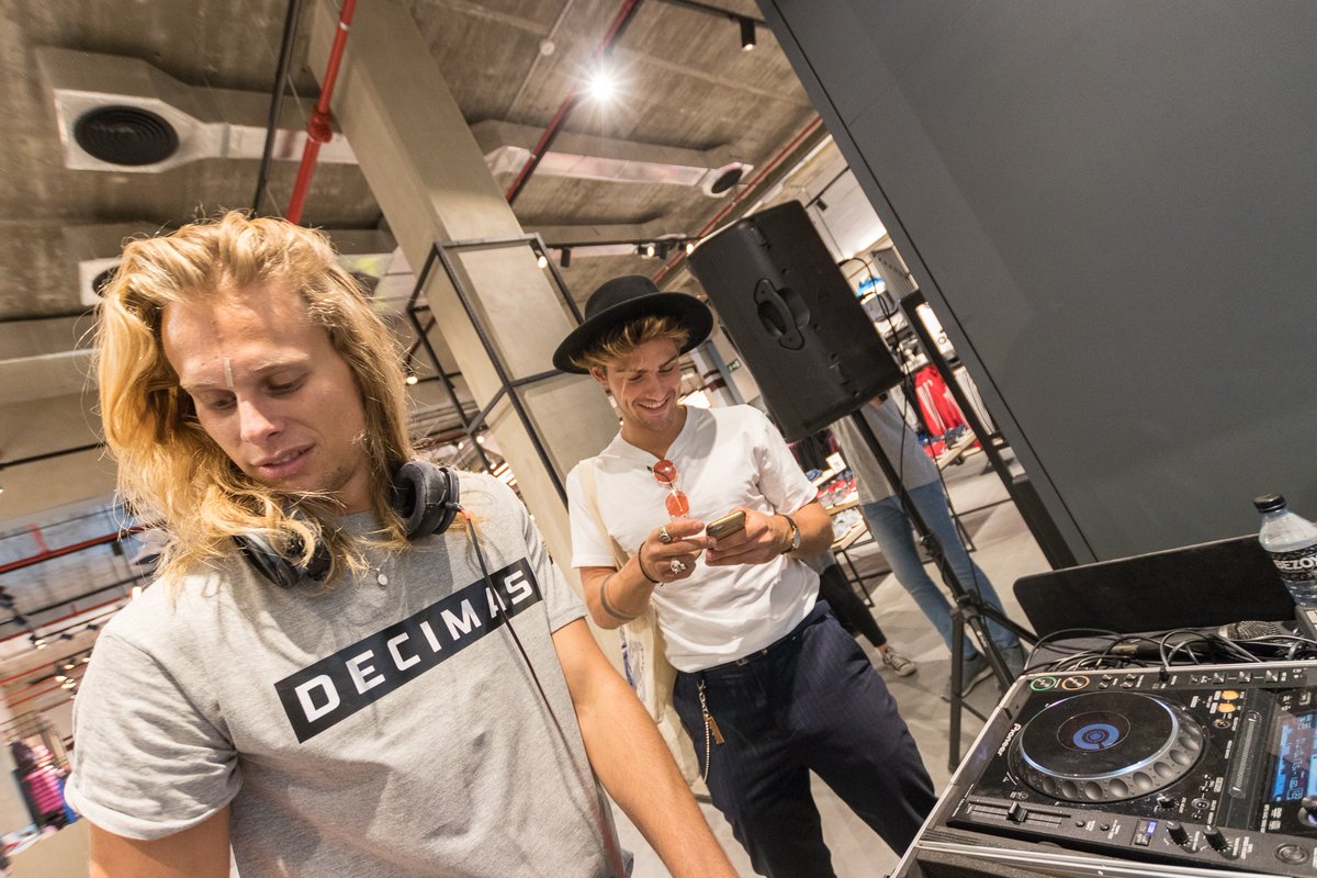 decimasoficial's tweet photo. El pasado viernes lo pasamos genial inaugurando nuestra nueva tienda #DECIMAS en @CCPlenilunio. Bailarines, música, influencers... ¡Gracias a todos por acompañarnos! 😃 https://t.co/qx6ooDllbW