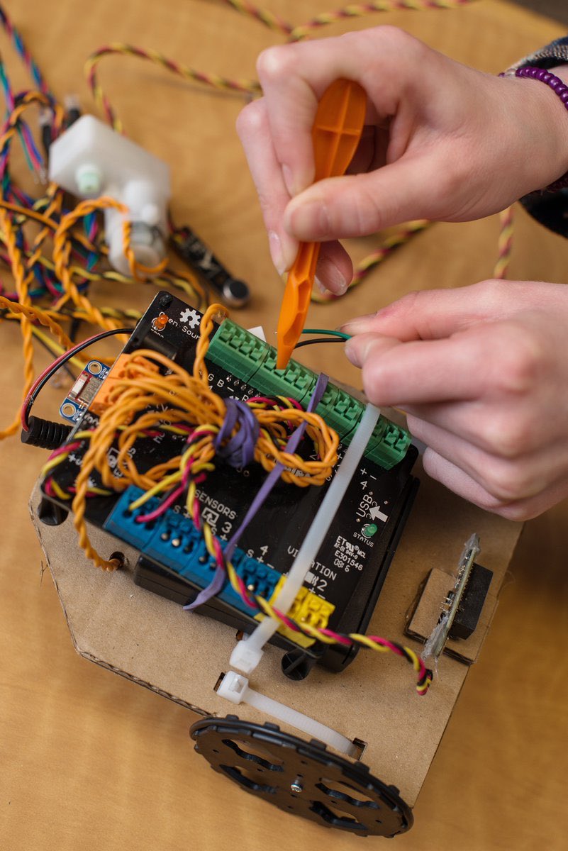 JustinAglio's tweet photo. Happening NOW (SOLD OUT): FREE Hummingbird #Robotics Workshop @MontourSD #transformEDWest @cntr4creativity w/ @KelseyConnects @birdbraintech! #RemakeLearning @AlleghenyIU3 @PADeptofEd https://t.co/E0teeyRLB1