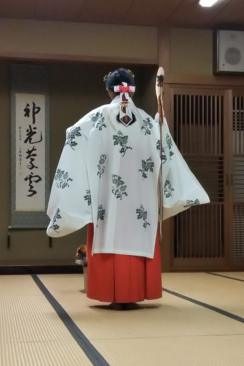 名犬クロス さんのツイート 巫女舞 夜練７日目 今日は装束を着けての練習 いよいよ本番が迫ってきた 神様を楽しませる と書いて神楽 舞う自分も楽しみましょう 先生談 それじゃあまた おやすみなさい 浦安の舞 御神楽