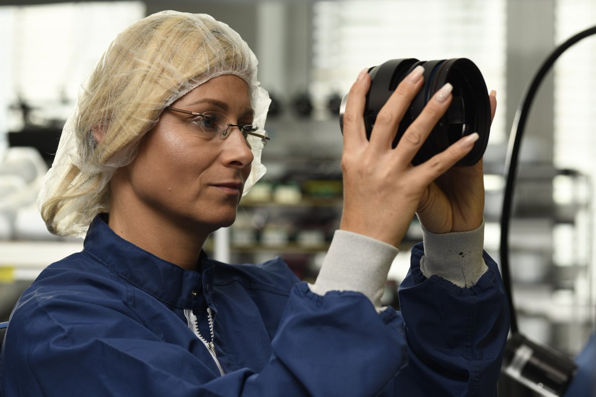 ZEISSCine's tweet photo. Episode 6 of the #ZEISSSupremePrime #lensmanufacturing process allows you to sneak a peek at the step that will determine the optical quality of the lens: https://t.co/e30BupHIHi #madeingermany https://t.co/BmUVJcpTpV