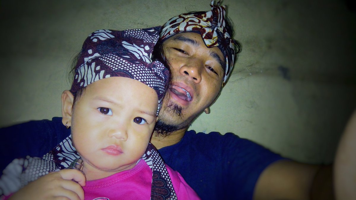 Iket dan udeng
"cara untuk menunjukan darah keturunan adalah dgn mengenakannya"