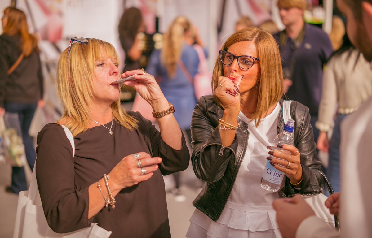 skinglocollagen's tweet photo. Wow! We're still reeling from the amazing feedback we received at the @OlympiaBeauty show in London! Thanks to all those who came to visit us our counter. If you'd like to know more about SkinGlo, send us a DM and we'll be happy to chat! 📸by @JETProductions1 https://t.co/6uGWyHrlD6