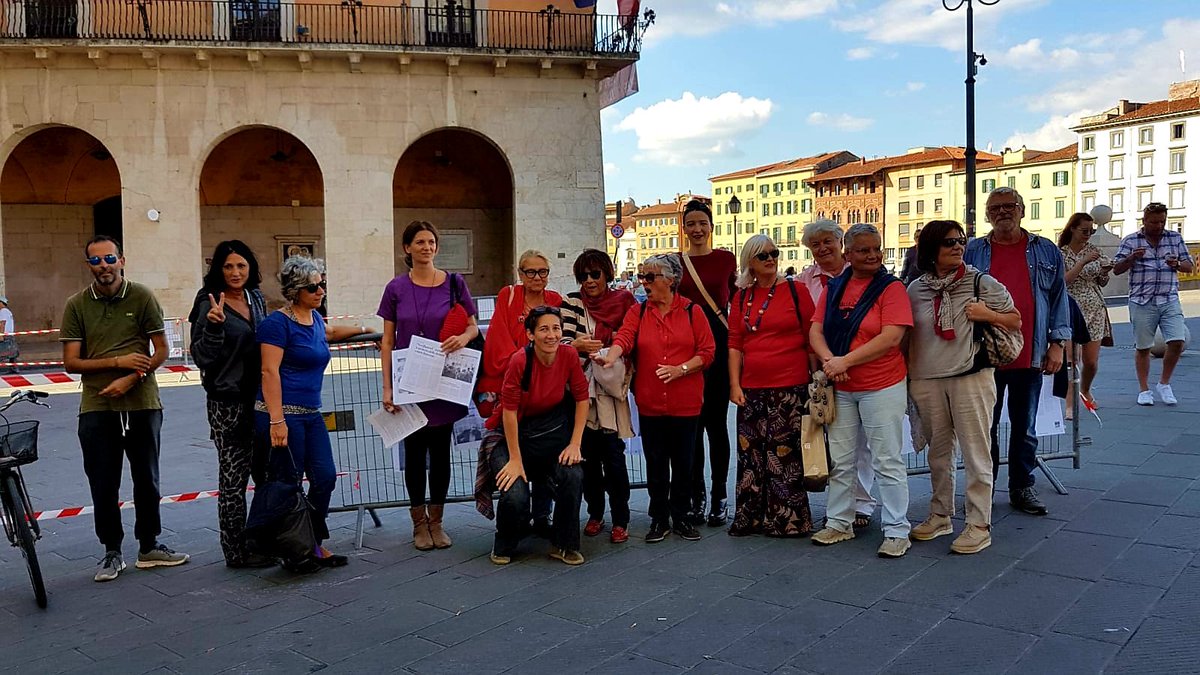 Casa_donna_Pisa's tweet image. Anche oggi a #Pisa siamo in piazza per #Buscemidimettiti! Con noi anche le transenne per @Internetfest e allora ne approfittiamo per mettere in bella mostra i tanti articoli che in questi mesi hanno parlato della vergognosa nomina ad assessore di Buscemi e della nostra protesta!