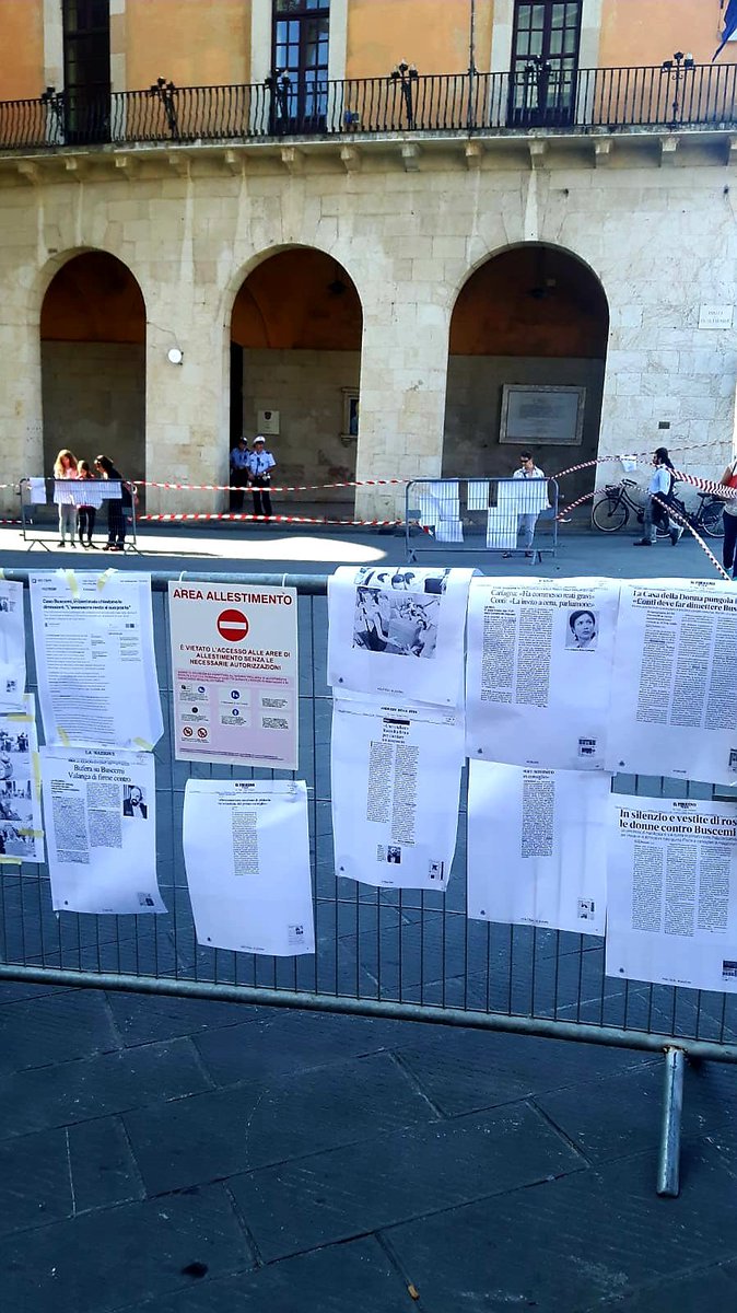 Casa_donna_Pisa's tweet image. Anche oggi a #Pisa siamo in piazza per #Buscemidimettiti! Con noi anche le transenne per @Internetfest e allora ne approfittiamo per mettere in bella mostra i tanti articoli che in questi mesi hanno parlato della vergognosa nomina ad assessore di Buscemi e della nostra protesta!