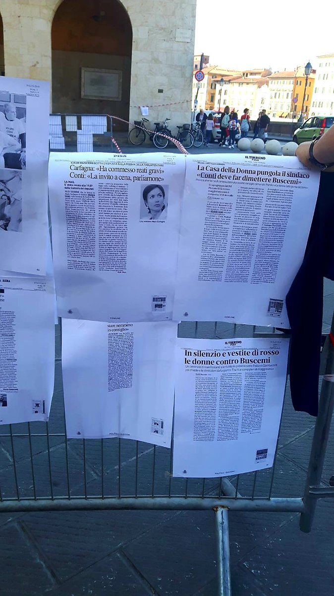 Casa_donna_Pisa's tweet image. Anche oggi a #Pisa siamo in piazza per #Buscemidimettiti! Con noi anche le transenne per @Internetfest e allora ne approfittiamo per mettere in bella mostra i tanti articoli che in questi mesi hanno parlato della vergognosa nomina ad assessore di Buscemi e della nostra protesta!