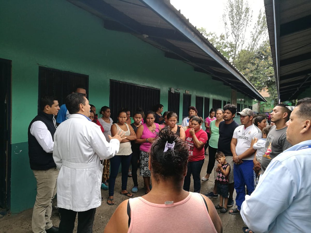 dXZpXLcMPPvVsnQ's tweet photo. @RegionMetroDC Dr. Cosenza vice ministro salud  y Dr.Harry Bock, jefe regional  visitan albergues para atender a población afectada por lluvias https://t.co/j9JsdXU1xo