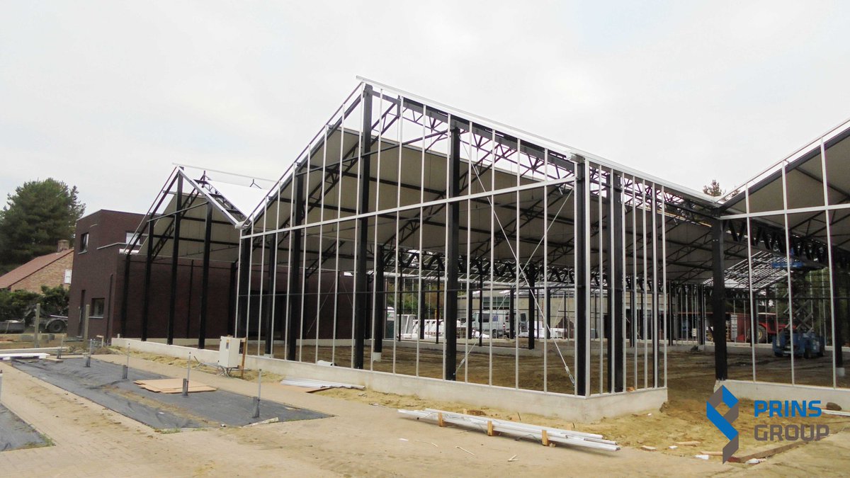prinsgroup's tweet photo. In samenwerking met #SerrenbouwStoffels wordt er gewerkt aan een mooi #kasproject in #België. Het project betreft een uitbreiding van een #tuincentrum.
#TheTotalGrowingSolution #kassenbouw #kasprojecten #tuinbouw https://t.co/Up7hqc1xoW