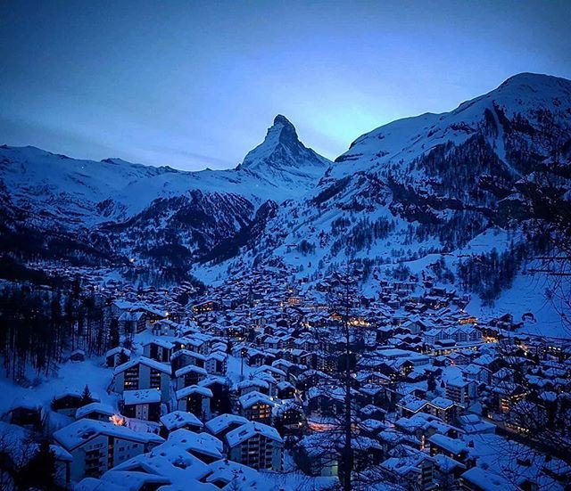 ESSkiSchool's tweet photo. Dreamy!
Winter 1718
📷 @pandora_mountain_photography
.
.
.
#zermatt #switzerland #eswinter #esacademy #europeansnowsport #skischool #skiinstructor #basiland #basi #skiing #training #ski #snow #winter #winterseason #team #instagood #blackdiamond #matterhorn #mountains #isia #g… https://t.co/e7tmRyyGuy