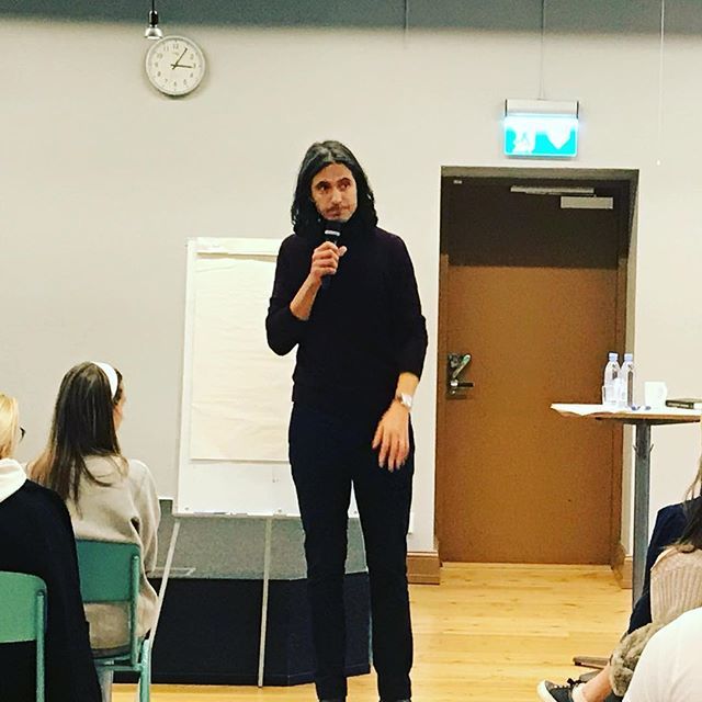 Så har vi möjlighet att lyssna på den prisbelönte författaren Jonas Hassan Khemiri och hans tankar om skrivande. Tack för initiativet Martha!  #vrskolor #vrgodenplan #vrg #hjärnanvillharoligt ift.tt/2pJe9Vy