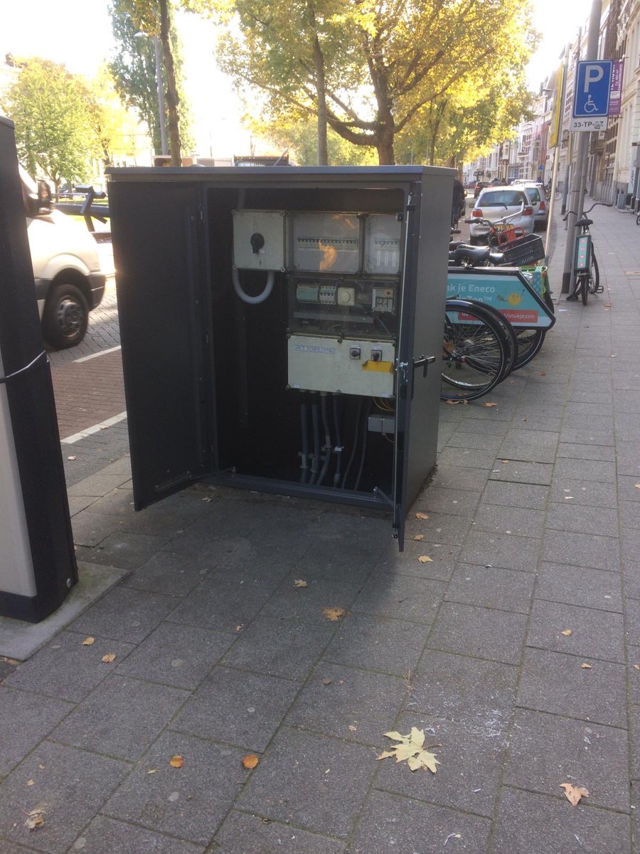 Andrewerk's tweet photo. Vakmanschap van uitvoering werken , voor afdeling Openbare Verlichting , schakelkast vervangen aan #westersingel ism #joulz #citytec https://t.co/SKYambPqPX