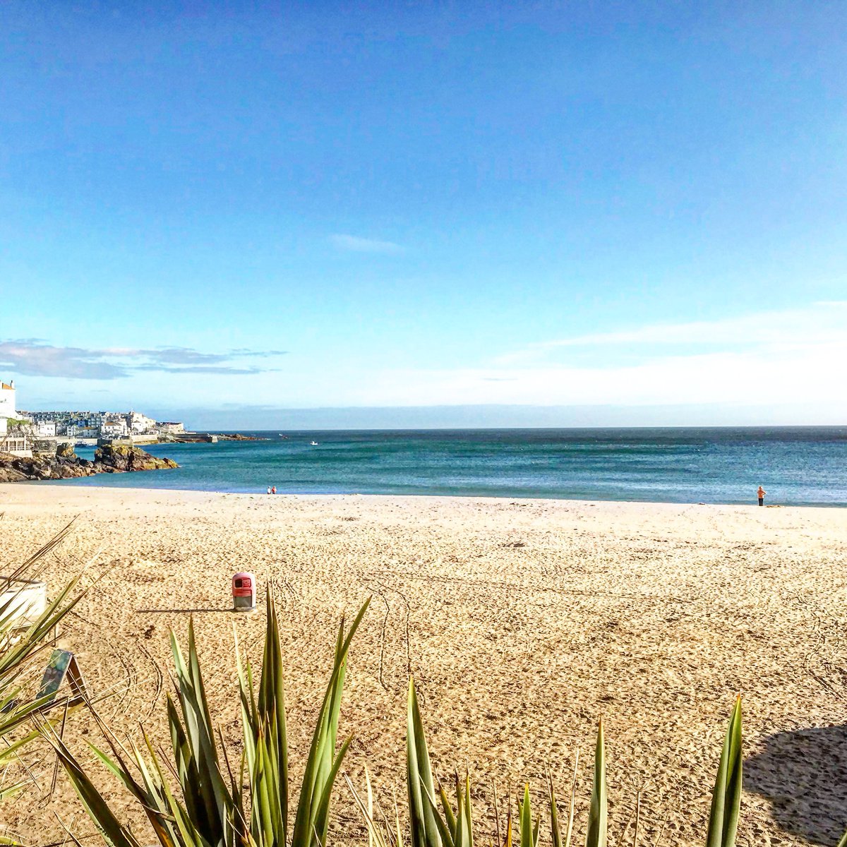 So warm today, It looks like a summer day! @sostives #autumnvibes #porthminsterbeach #cornwall #stives #sunnyday #holidaycottages