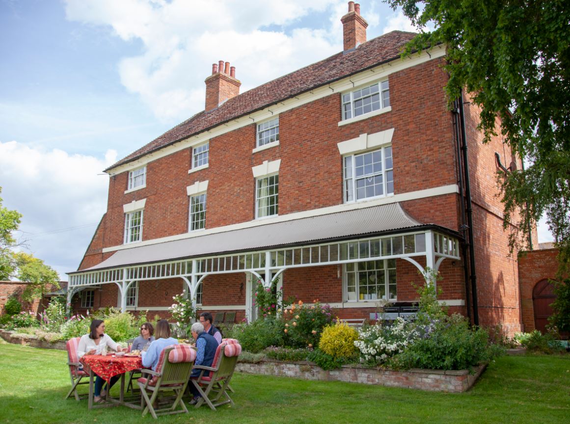 Taking on the family business can be challenging: How to start the conversation? When is the best time to take it on? Here is our guide to effective succession planning: ow.ly/6fPi30m8Q7f