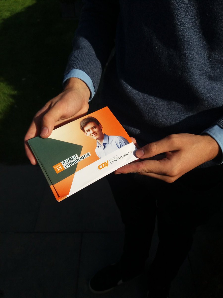 rob_televisie's tweet photo. Robbe Verbrugge uit #Herent moet de jongste opkomende politicus zijn in onze regio. Vandaag werd hij 18, en hij krijgt de 15e plaats op de lijst van @cdenv Herent. Grote inspiratie is @Koen_Geens1, zelf hoopt hij ooit Vlaams minister te worden. #robtv #robnieuws https://t.co/h7ATwSBOJA