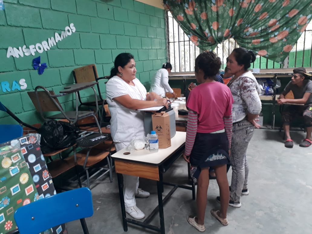 RegionMetroDC's tweet photo. Niños, embarazadas , enfermos  crónicos y adultos mayores , reciben vacunación por brigadas de salud en albergues. https://t.co/jfCkRUZmb9