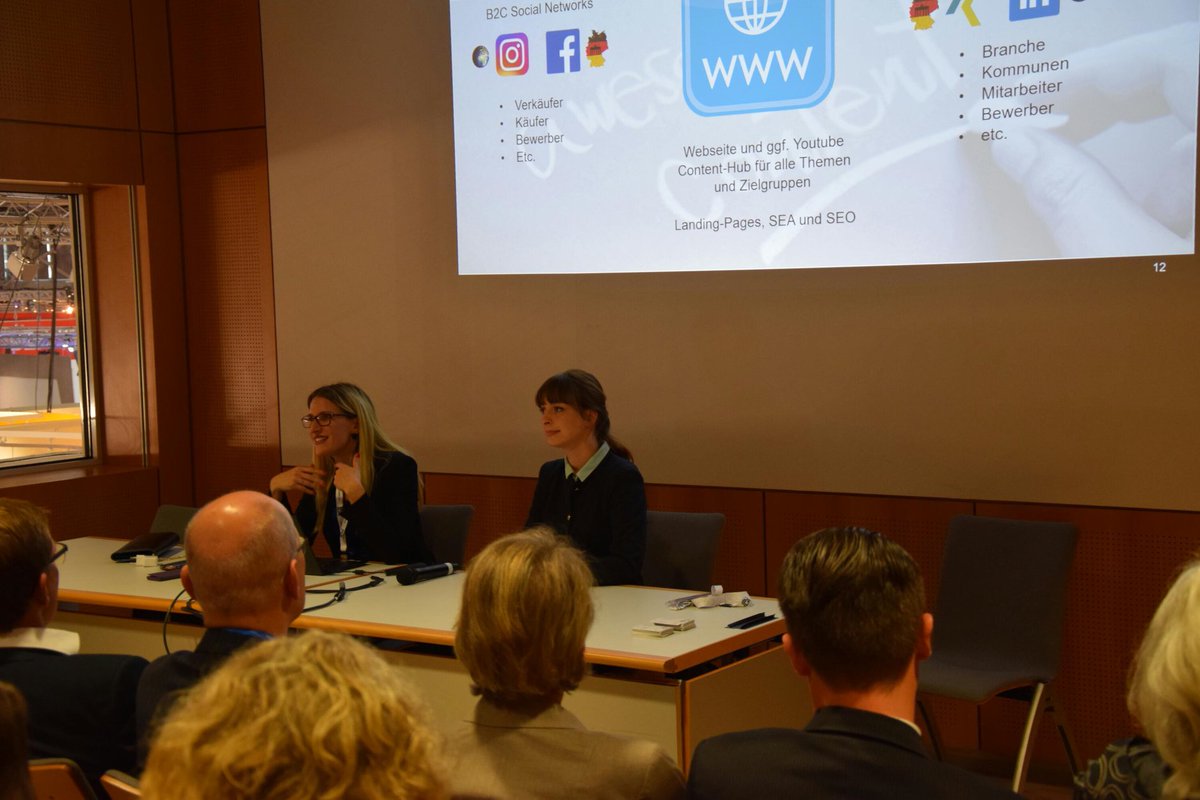 Wer schon immer mal wissen wollte, was man von einem Blumentopf für Social Media in der Immobilienbranche lernen kann, der sollte sich vertrauensvoll an Frau Dr. Roese wenden 😊 #EXPOREAL18 #PB3C #SoMeTrends