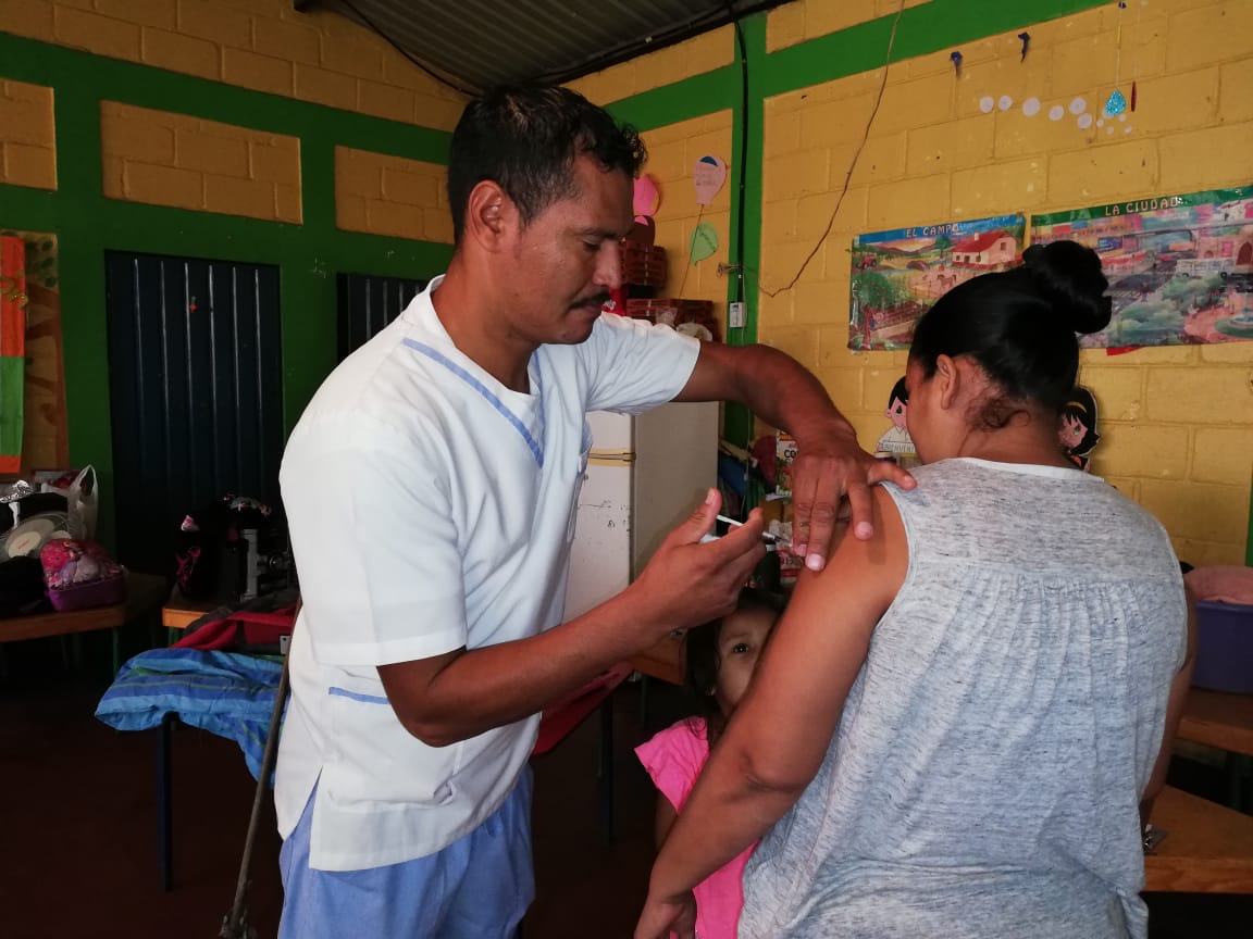RegionMetroDC's tweet photo. Niños, embarazadas , enfermos  crónicos y adultos mayores , reciben vacunación por brigadas de salud en albergues. https://t.co/jfCkRUZmb9