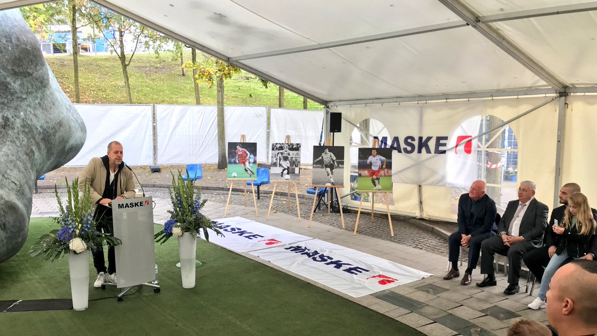 HSV's tweet photo. Unser "Walk of Fame" am Fuße des Volksparkstadions bekommt heute weiteren Zuwachs! Mit @mladen_petric, Caspar #Memering, Peter #Hidien und dem heute leider verhinderten Jürgen #Groh werden verdiente HSVer für ihren Einsatz in Blau-Weiß-Schwarz geehrt 🔷◻️⚫ #nurderHSV https://t.co/5JgCv99GXk