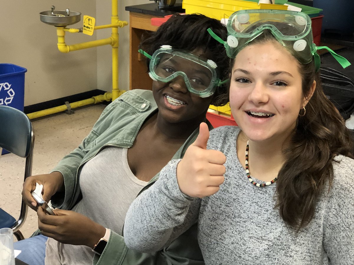 mrnickscigeek's tweet photo. #MrNick #IPES class experimentally determining the density of water and having fun doing it!  Who says science can’t be fun? https://t.co/E0iaT2Zkpm