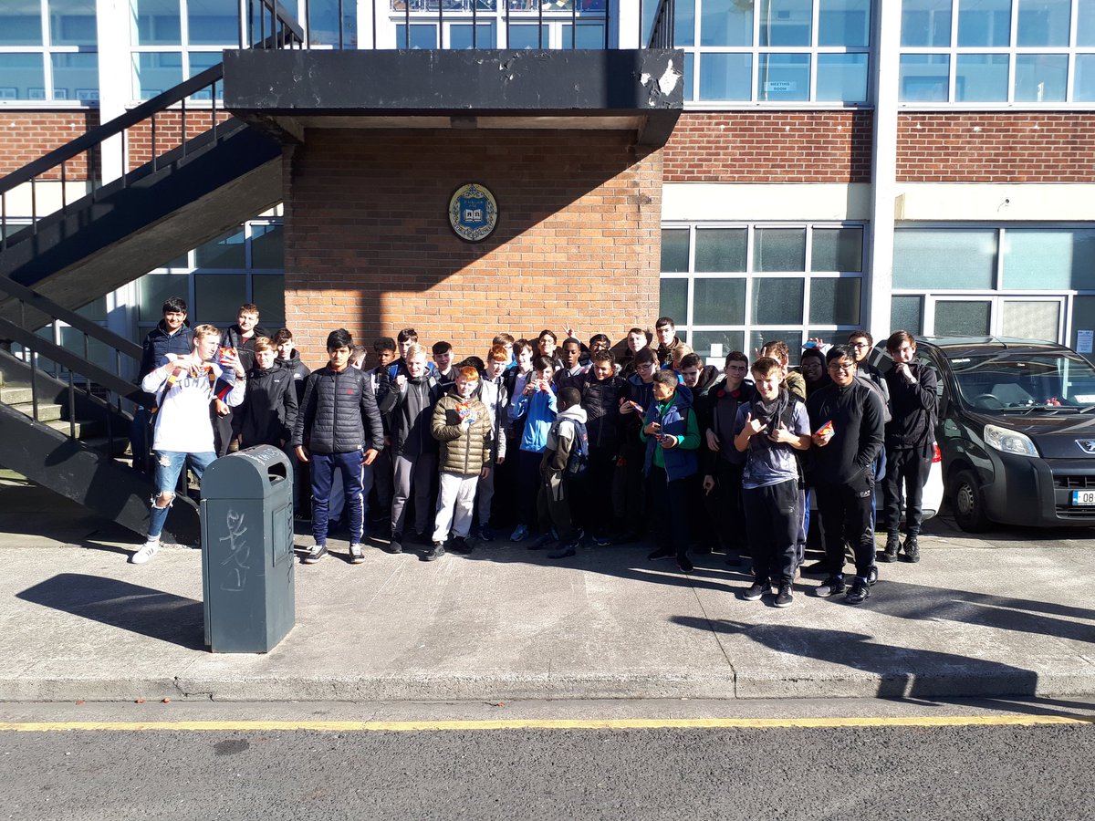 SyngeStreetCBS's tweet image. There and back again 😎 A great day out and we got to see @MrTaytoIreland in the end 😄 #bestbagever #Science #memories #Synger @JCforTeachers @ricebirthplace