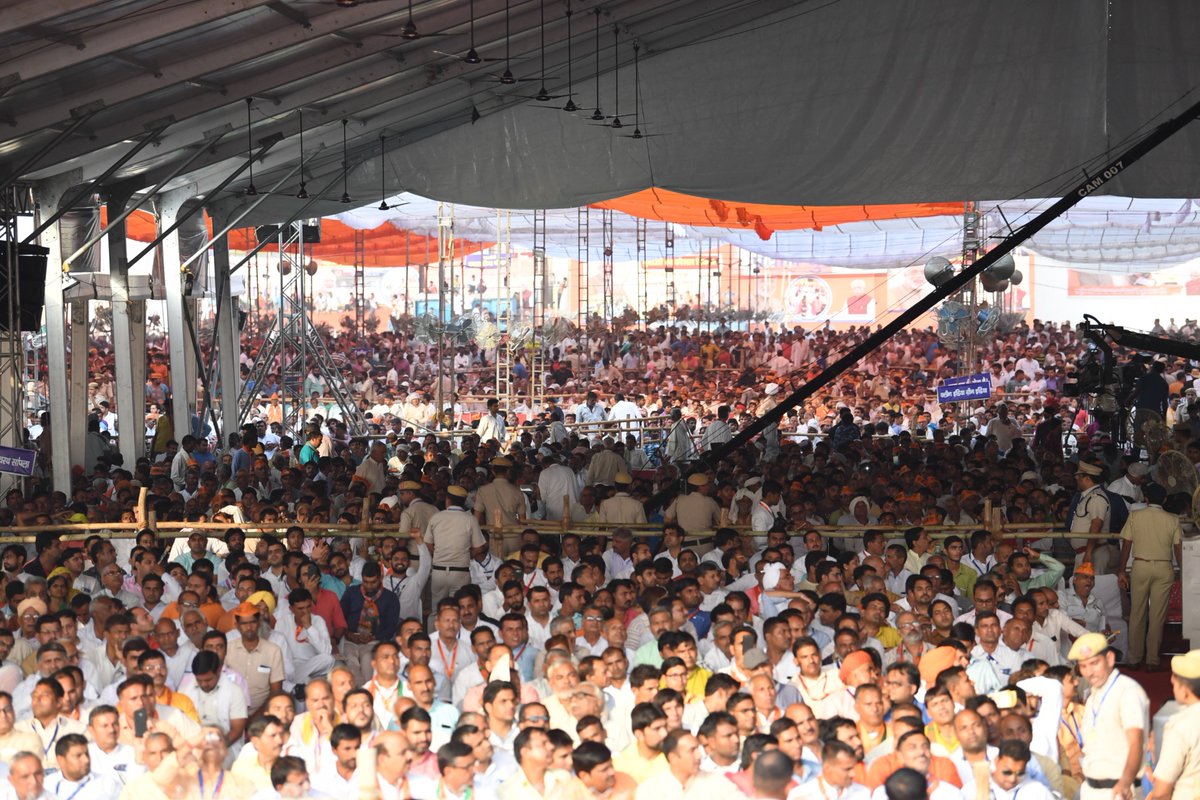 narendramodi's tweet photo. रोहतक के सांपला में हुई जनसभा की कुछ झलकियां। 

यहां मैंने देश के परिश्रमी किसानों की समृद्धि के लिए केंद्र सरकार के प्रयासों की विस्तार से चर्चा की। 

मुझे ख़ुशी है कि सरकार की योजनाएं हरियाणा के लोगों के जीवन में सकारात्मक परिवर्तन ला रही हैं। https://t.co/8dYi8OCHnM