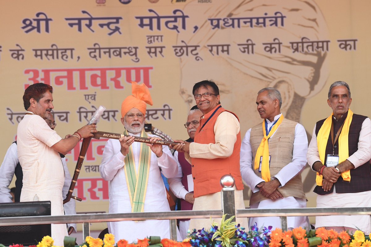 narendramodi's tweet photo. रोहतक के सांपला में हुई जनसभा की कुछ झलकियां। 

यहां मैंने देश के परिश्रमी किसानों की समृद्धि के लिए केंद्र सरकार के प्रयासों की विस्तार से चर्चा की। 

मुझे ख़ुशी है कि सरकार की योजनाएं हरियाणा के लोगों के जीवन में सकारात्मक परिवर्तन ला रही हैं। https://t.co/8dYi8OCHnM