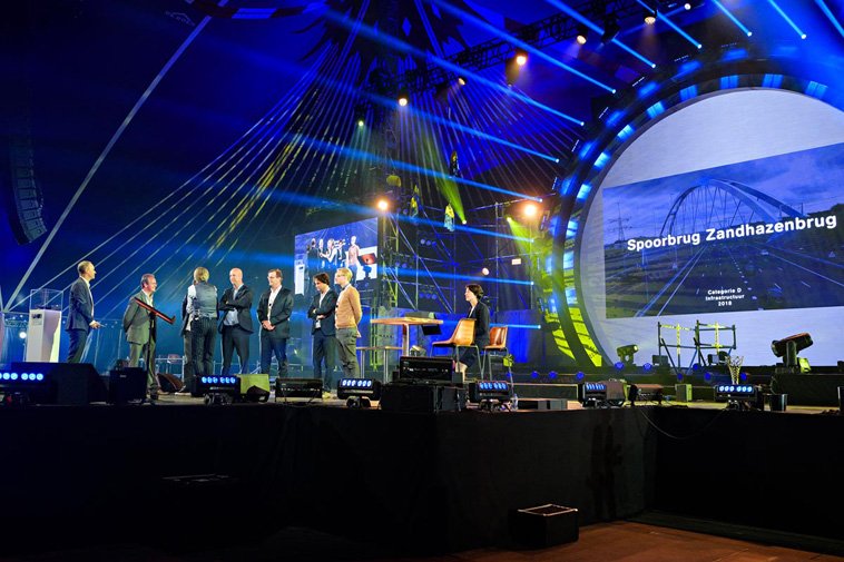 De bekendmaking en huldiging van de winnaars van de Nationale Staalprijs 2018, waaronder de #Zandhazenbrug, voltrok zich afgelopen woensdag tijdens de Nationale Staalbouwdag bij Tata Steel in IJmuiden. bouwenmetstaal.nl/nieuws/winnaar… … … #ZJA <a href="/Iv_Groep/">Iv-Groep</a> <a href="/RWS_SAA/">Rijkswaterstaat SAA</a> <a href="/victorbuyck/">victorbuyck</a> <a href="/ProRail/">ProRail</a>