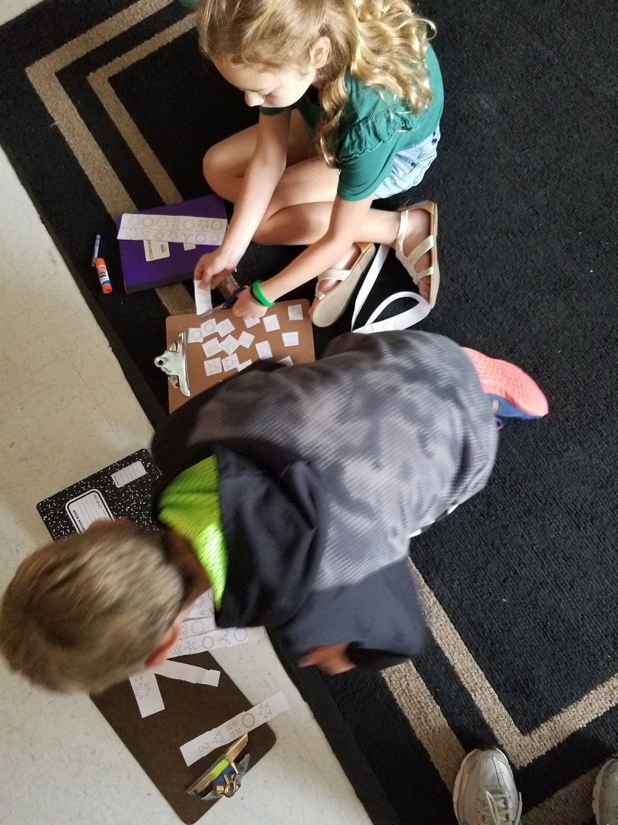 jewellclass's tweet photo. Looking for number patterns on our visual sheet. So many number patterns. #mindsetmathematics @mrshollar @MrsMackey4 #understandingmultiplication #patterns https://t.co/yx1QWF898n