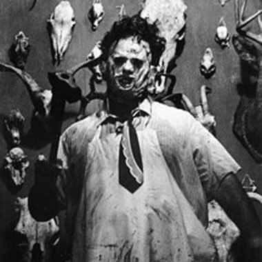 あ、あと、訪問者が部屋に侵入すると人間の皮を被ったエプロン姿の男が現れるって部分は『悪魔のいけにえ』(1974)での演出をオマージュしてますよね多分。 