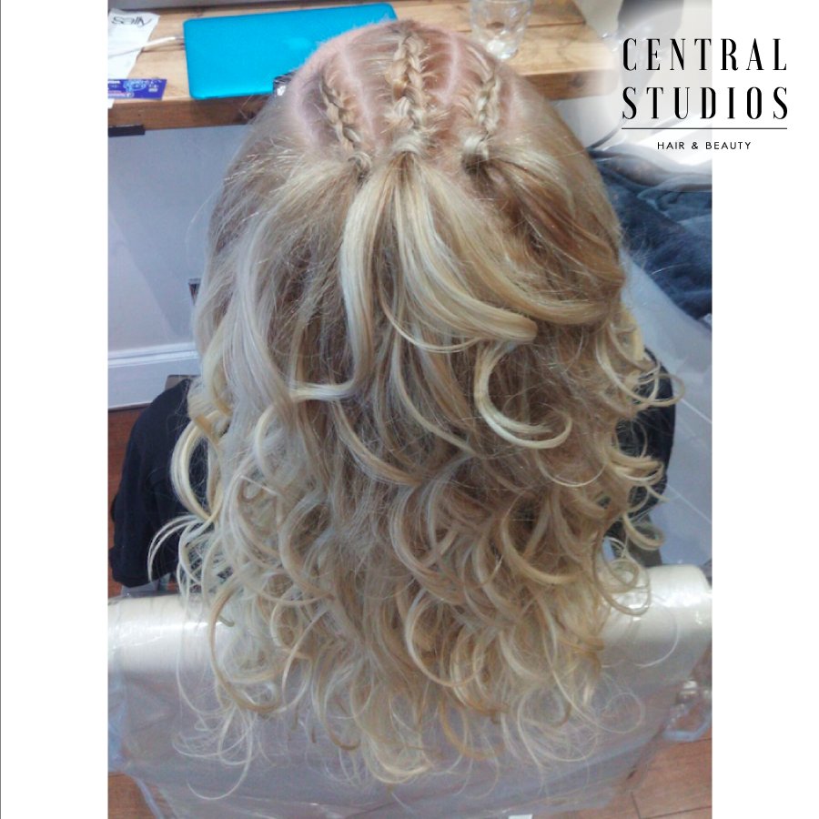 centralstudios2's tweet image. Braids with loose curls! 😍
Contact us on 020 8343 2638 for inquiries.

#hairstyle #haircut #haircolor #hairstylist #hairstyles #longhair #instahair #hairdo #stylish