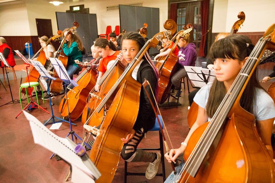 bignoisescot's tweet photo. New friendships being created, skills being developed, and memories being made. That’s what our #SuperStringsSessions with @NickyBenedetti are all about! #CharityTuesday https://t.co/0QyqfV5cj6
