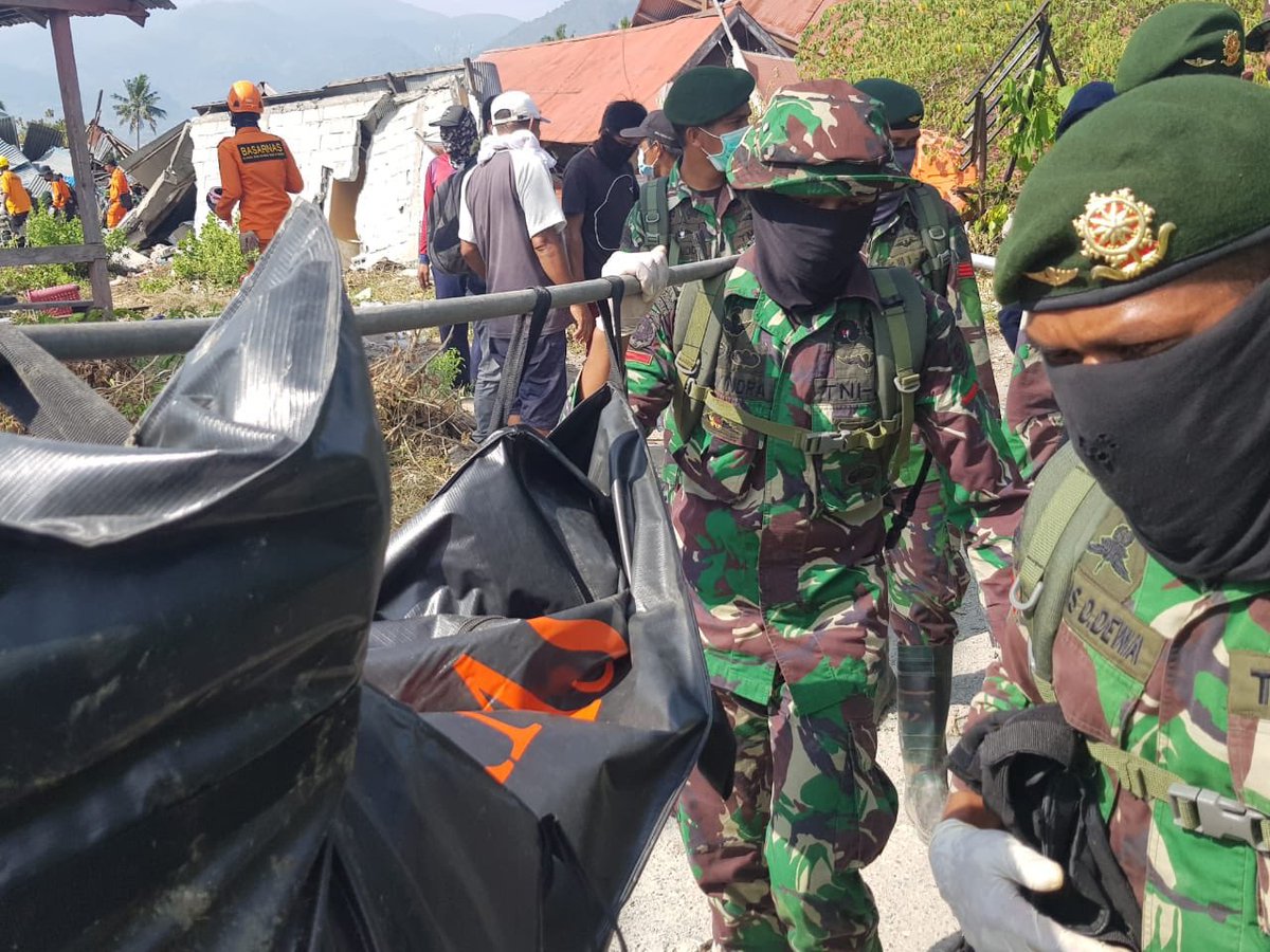 Puspen_TNI's tweet photo. TNI Temukan 188 Jenazah di Reruntuhan Perumahan Balaroa Palu....💪🏿😎🇲🇨 #TniPeduli #SigiDonggalaPaluBangkit https://t.co/bpbW28tZEd