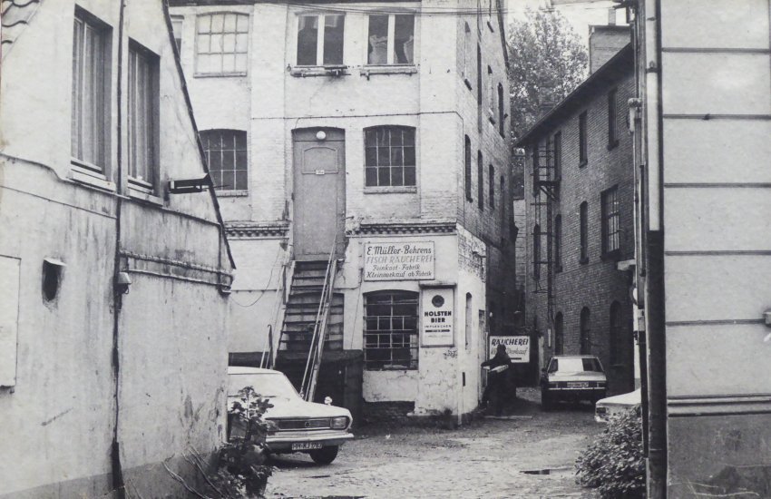 #Fischräucherei Große Brunnenstraße 55 links #WillasStübchen gerade war auf der anderen Seite des #MenckundHambrock Werkes 1, #AmBorn das #StadtteilarchivOttensen gegründet worden. Ottensen vor der Sanierung um 1980.