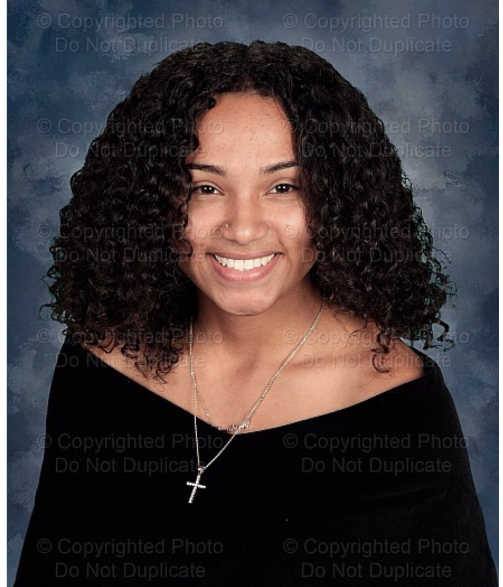 babelexx__'s tweet photo. SEN19R 💋🎓can’t chose which senior pic to buy buy man 😩 https://t.co/YTOmsAdNZN