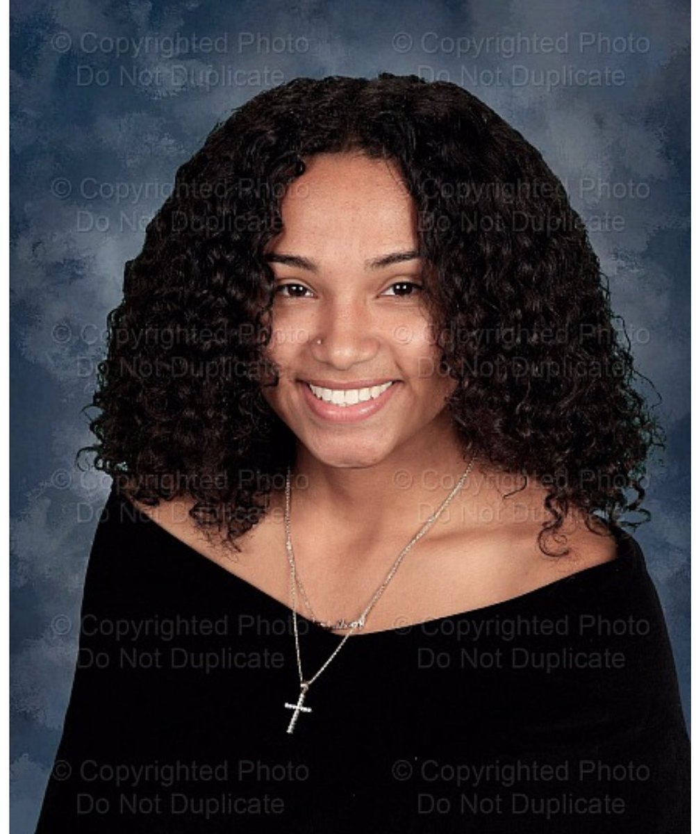 babelexx__'s tweet photo. SEN19R 💋🎓can’t chose which senior pic to buy buy man 😩 https://t.co/YTOmsAdNZN