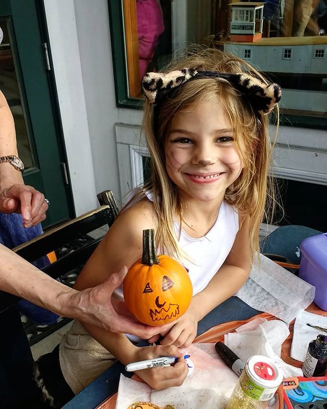 DiscoverWarren's tweet photo. The #WarrenWalkabout is SUNDAY, OCT 21 from 12-5pm! Art studios, live music, good eats, kids activities (like this photo from last year's pumpkin painting at @MadeinWarren), plus historic walking tours, the @HopeMain Market, and so much more. .
.
Walk, bike, park + walk, or … https://t.co/7wrbMq2Fmp