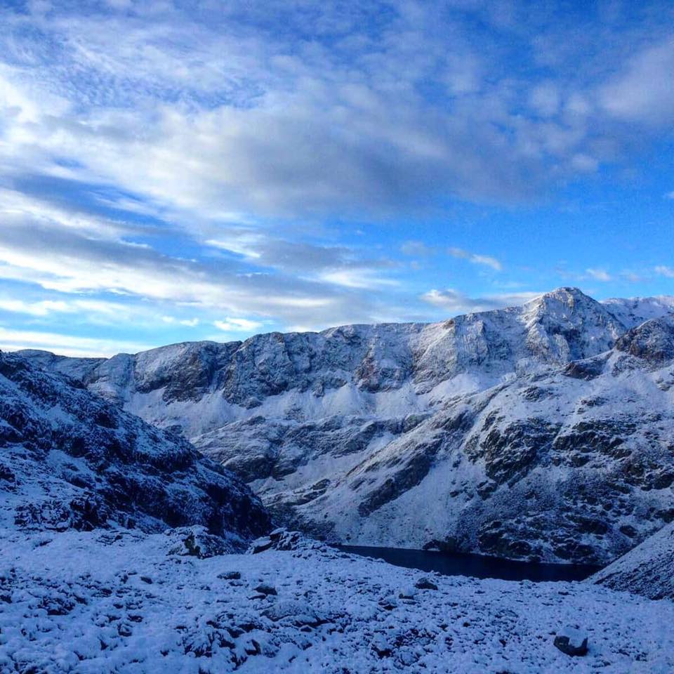 Manaslu_Adv's tweet photo. ¡Damos la bienvenida a la nieve! Así se han levantado los guardas del Refugio de Llauset en el Pirineo Aragonés. #SnowSeason #RaquetasNieve #EsquiTravesía https://t.co/Da8KKLOoyQ