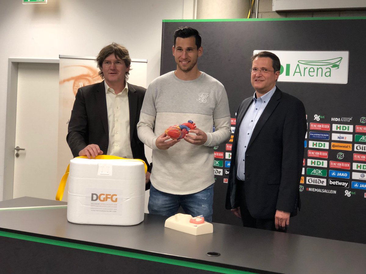 Hannover96's tweet photo. "Tschauni" wirbt für #Gewebespende, die Profis trainieren in kleiner Gruppe, und unsere Futsal-Mannschaft empfängt den Rekordmeister: Hier lest Ihr alles Wichtige rund um #H96 vom Dienstag: 👉 https://t.co/QrfGYfLCxn #NiemalsAllein ⚫️⚪️💚 https://t.co/1b9Tf2PDrK