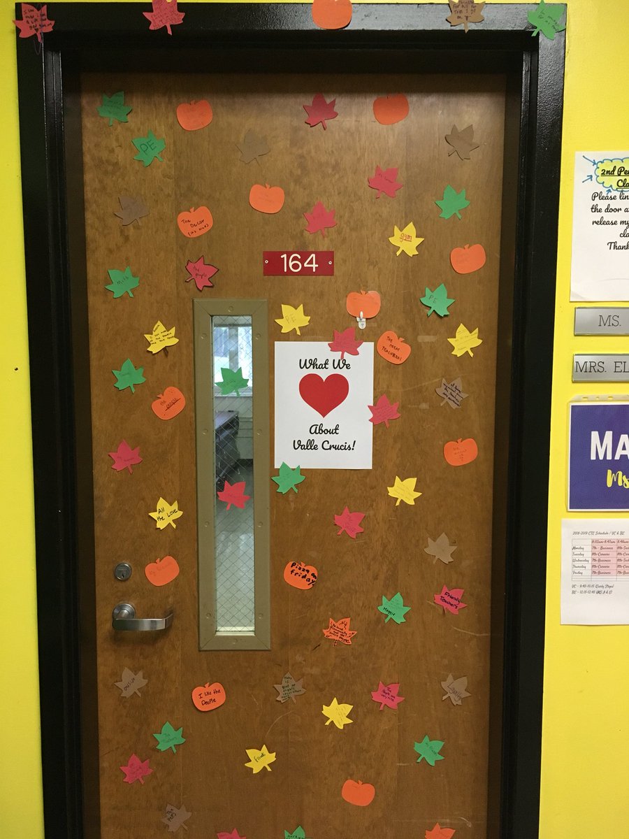 chelsiee4's tweet photo. Lots of love this Fall at Valle Crucis! So glad our middle school students love their teachers...that means so much! #vallecrucissch #MSCTE https://t.co/Z0651AXfjK